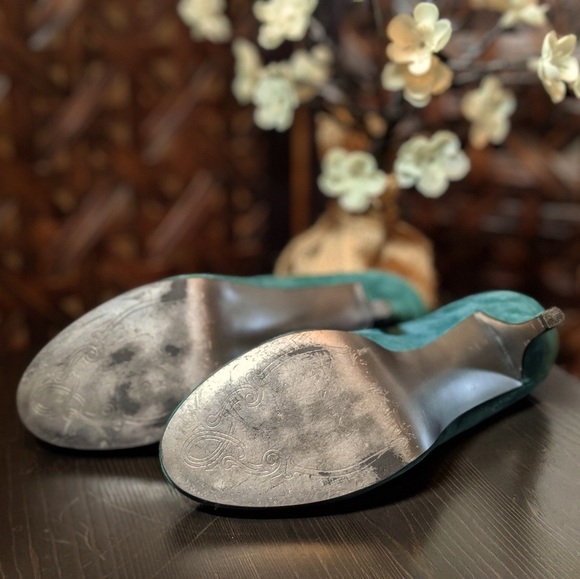 TAHARI Colette Heels - Picture 3 of 6